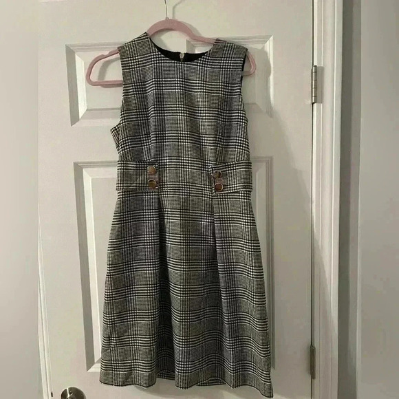 Anne Klein | Black and White Houndstooth Patterned Sheath Dress | Size 6 - Picture 2 of 7